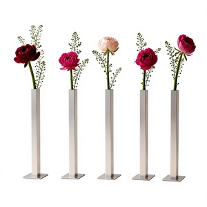 Elegante Florero Decorativo de Metal y Hierro, Hecho a Mano, Ecológico, Duradero, Ligero y Resistente al Óxido, para Hogar u Oficina - Product Image 1