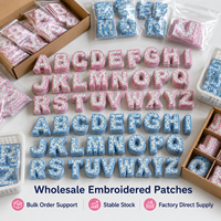 Prêts à expédier : Patchs floraux en lettres A-Z, badges brodés, appliques monogrammes fleur bleue en gros pour casquettes de camionneur