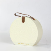Boîte cadeau rigide de luxe personnalisée avec logo noir, embossée, recyclable, avec couvercle magnétique et forme sur mesure