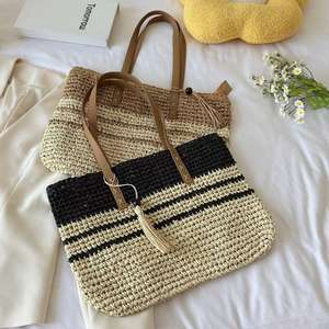 Sac à bandoulière noir en paille tressée à deux anses, carré horizontal avec pompons, fermeture éclair, portable pour le quotidien - Product Image 4