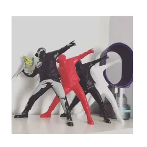 Dropship Banksy Boy Toss Flower Boy Free White Trend Scultura Artistica in Resina per Decorazione Domestica - Product Image 1