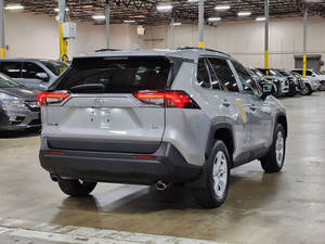 รถยนต์ปี 2020 รุ่น XLE SUV 4 ประตู เบาะหนัง กล้องมองหลัง พวงมาลัยซ้าย ไฟหน้า LED หลังคาซันรูฟ ถุงลมนิรภัย 8 จุด จอสัมผัส ระบบเกียร์อัตโนมัติ - Product Image 5