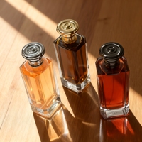 Luxueux flacon de parfum en verre carré de 100mm de haut conçu sur mesure avec une forme unique
