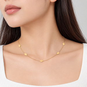 Collar Geométrico de Acero Inoxidable con Baño de Oro de 14K, Diseño de Rombo, Cadena Ajustable - Product Image 4