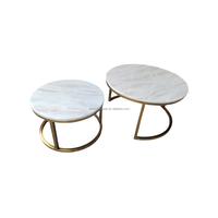 Ensemble de tables basses gigognes modernes et élégantes, plateau en marbre blanc avec structure en métal doré, tables rondes empilables pour café, restaurant
