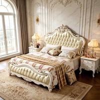 Lit King Size en Bois Sculpté à la Main Style Rococo Antique avec Couronne Florale Dorée et Revêtement en Cuir Crème pour la Maison