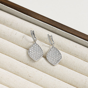 Boucles d'oreilles en moissanite en forme de petite pierre de silicium pure, hypoallergéniques, en argent, élégantes et stylées - Product Image 3