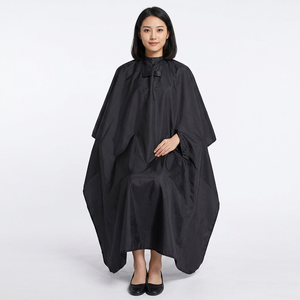 Capa de Barbero Desechable Resistente al Agua para Corte de Cabello en Salón, Hecha de Poliéster - Product Image 6