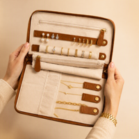 Étui de voyage marron zippé pour bijoux avec rouleaux à bagues, sangle pour boucles d'oreilles et pochette zippée