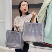 Sacs en plastique réutilisables élégants et minimalistes gris fumé transparents avec impression personnalisée et poignées noires, haute capacité de charge