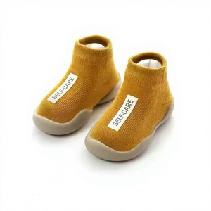 Zapatos de bebé y niño pequeños, de caña baja, con estampado de letras, suela blanda, calcetines antideslizantes para interiores, estilos de primavera y otoño, venta al por mayor - Product Image 1