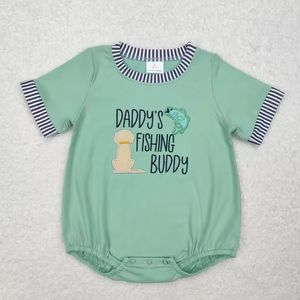 Completo Estivo Coordinato per Fratelli con Ricamo 'Daddy's Fishing Buddy' a Maniche Corte Verde all'Ingrosso - Product Image 5