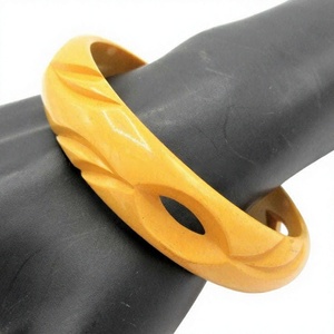 Brazalete Vintage de Cuerno con Diseño Tallado en Amarillo, Joyería de Moda Unisex - Product Image 1