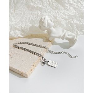 Bracelet de couple en acier inoxydable avec pendentif lettre et breloque carrée, vente en gros - Product Image 2