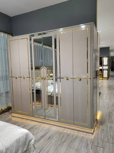 Élégant et Luxueux Ensemble de Meubles de Chambre King Size avec Éclairage LED et Finition Laquée Brillante - Product Image 6