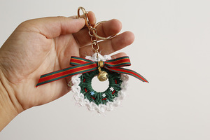 Llavero de corona navideña tejida a mano, adorno colgante festivo de lana ganchillo con lazo, decoración festiva para regalo. - Product Image 4