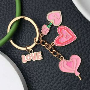 Llavero de metal con corazón esmaltado al por mayor, elegante llavero con múltiples dijes para el Día de San Valentín, colgante portátil con forma de corazón. - Product Image 3