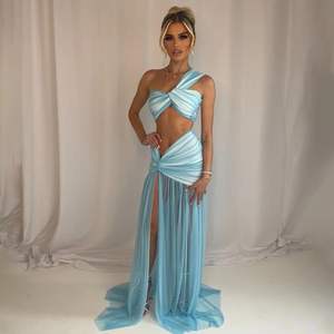 Ensemble 2 pièces personnalisé pour femme 2026 : Crop top asymétrique et jupe longue fendue en mousseline, sans manches, sexy, tenue de club printemps-été - Product Image 3