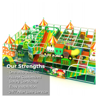 Équipement de terrain de jeu intérieur commercial pour cirque et carnaval, structure de jeu souple en mousse multi-niveaux avec trois toboggans, thème jungle colorée