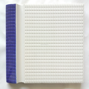 Baldosa de cerámica profesional esmaltada en azul cielo y cobalto de 240x115 mm con agarre antideslizante para piscinas, para uso en bordes de seguridad. - Product Image 3