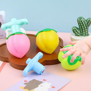 Toupie lumineuse en forme de pêche, jouet rotatif à piles pour enfants de 2 à 4 ans, jeu d'extérieur unisexe - Product Image 3
