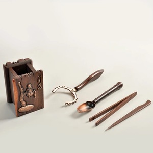 Juego de té de seis piezas de madera de ébano, accesorios cuadrados para la ceremonia del té Kung Fu con figuras talladas y herramientas de cobre. - Product Image 4