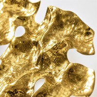Sculpture abstraite dorée martelée sur mesure, forme irrégulière, service de fabrication OEM pour la conception de projets de hall d'hôtel