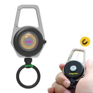 Chaveiro de mochila para celular, corda retrátil magnética para uso ao ar livre, emblema com luz LED