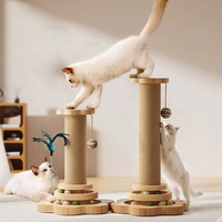 Poteau à gratter en bois pour chat avec jouet à bille rotative, poteau à gratter en sisal et jouet interactif à plumes pour chaton - Vente en gros