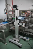 Le bec d'angle de détergent de blanchisserie liquide tiennent la machine à emballer de poche avec l'impression de jet d'encre d'impression de laser