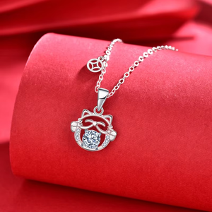 XMA030 Collar con Colgante de Gato de la Suerte en Plata de Ley 925 con Textura de Lujo y Moissanita de 0.5CT para Mujer, Joyería Fina - Product Image 3