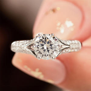 Anillo de Compromiso de Diamantes en Oro Blanco para Mujer T0287, Corte Brillante Redondo, Color G, Diamantes Laterales Naturales - Product Image 2