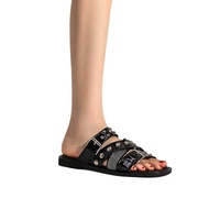 Sandales plates d'été à bout ouvert pour femmes avec boucle cloutée, détails en strass et maille respirante, légères et tendance