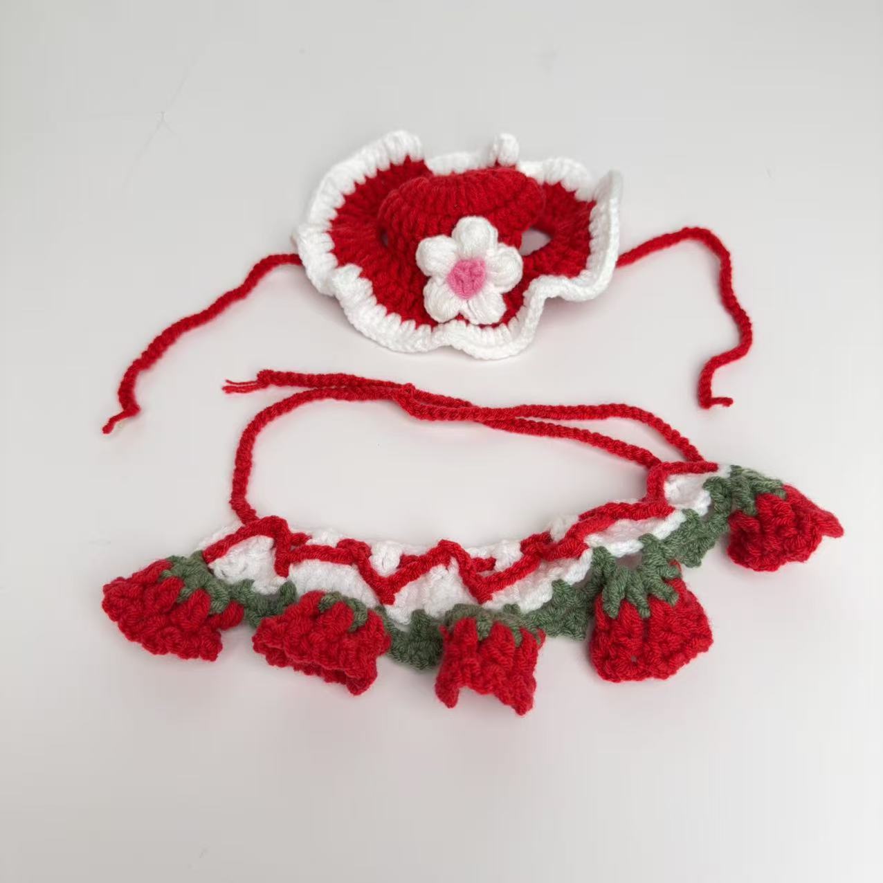 Bavoir rouge muguet et chapeau fleur rouge
