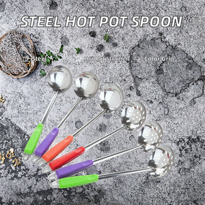 Cuillère écumoire en acier inoxydable avec manche coloré pour service de soupe, ustensile de cuisine et de table - Product Image 2
