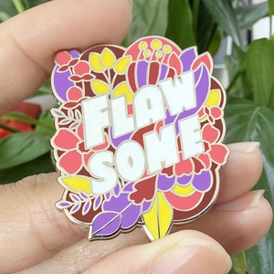 Großhandel: Personalisierte Blumen-Anstecknadel aus Hartemaille – Metall-Schmuck für Mäntel, Buchliebhaber-Abzeichen, Geschenk für Kinder und Freunde - Product Image 1