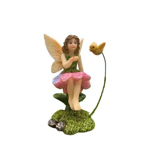 Atacado miniatura estatuetas do jardim das fadas sentadas com pássaro voador