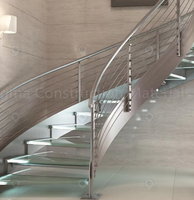 Escalier intérieur courbé en bois poli sur mesure Prima Designer pour grand hall d'entrée