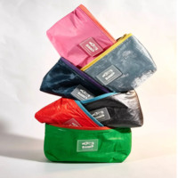 Vente en gros de sacs cosmétiques en papier kraft Tyvek avec logo personnalisé, sacs à fermeture éclair Tyvek écologiques réutilisables pour le rangement
