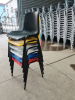 Chaise de conférence et d'événement en plastique OK-505 avec structure en acier thermolaqué, empilable, idéale pour l'éducation et les conférences
