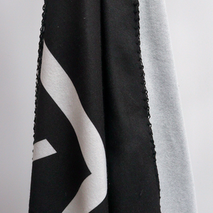 <span class=keywords><strong>Couverture</strong></span> promotionnelle en <span class=keywords><strong>polaire</strong></span> polyester noire avec logo personnalisé imprimé - Product Image 3