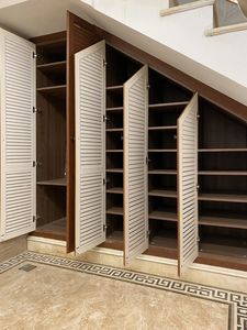 <span class=keywords><strong>Armoire</strong></span> de rangement sur mesure sous les escaliers |   Porte-chaussures d'entrée <span class=keywords><strong>en</strong></span> bois grainé |   <span class=keywords><strong>Armoire</strong></span> modulaire sur mesure avec portes à persiennes pour couloir - Product Image 3