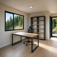 Maison modulaire de style luxueux avec murs en verre, terrasse extérieure et aménagement flexible