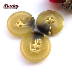 Botones de Resina Lavables Niucky R0201-057, Venta Directa de Fábrica, 4 Agujeros, Color Amarillo, con Borde Delgado y Vetas Marrones, para Trajes y Abrigos - Product Image 2