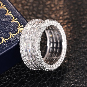 Anello di Fidanzamento Geometrico con Pavé per Donne, Gioiello Elegante e Scintillante - Product Image 4
