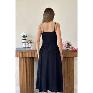 Robe de soirée élégante noire coupe trapèze, col carré, en satin, longueur mi-cuisse, taille naturelle, design froncé, tissu respirant - Product Image 1