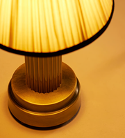 Lampe de table en laiton antique