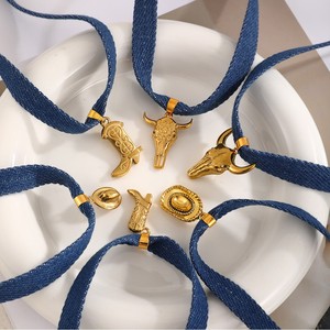 Kalung choker denim biru bergaya <span class=keywords><strong>vintage</strong></span> retro western Asu Cross-border dengan aksesoris kepala banteng koboi, topi, dan liontin emas untuk wanita. - Product Image 2