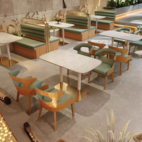 Ensemble de mobilier de café : Chaise de salle à manger en bois courbé vert sauge, banquette et table en terrazzo à base dorée pour bistro et pâtisserie