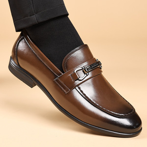 Mocassins en cuir pour hommes, bout rond, à enfiler, semelle en caoutchouc, avec boucle décorative, confortables, chaussures décontractées de printemps - Product Image 1